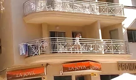 مع انخفاض في الجماع ، تتحرك ببطء زوجتي طياز أمهات