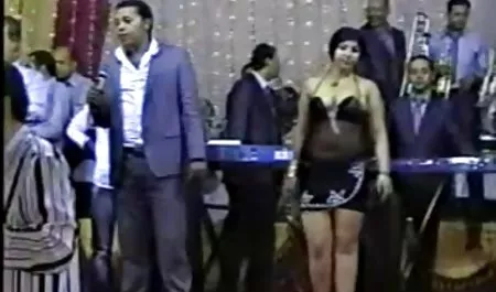 الفتاة أمام سكس امهات كبيره مترجم الكاميرا مجعد